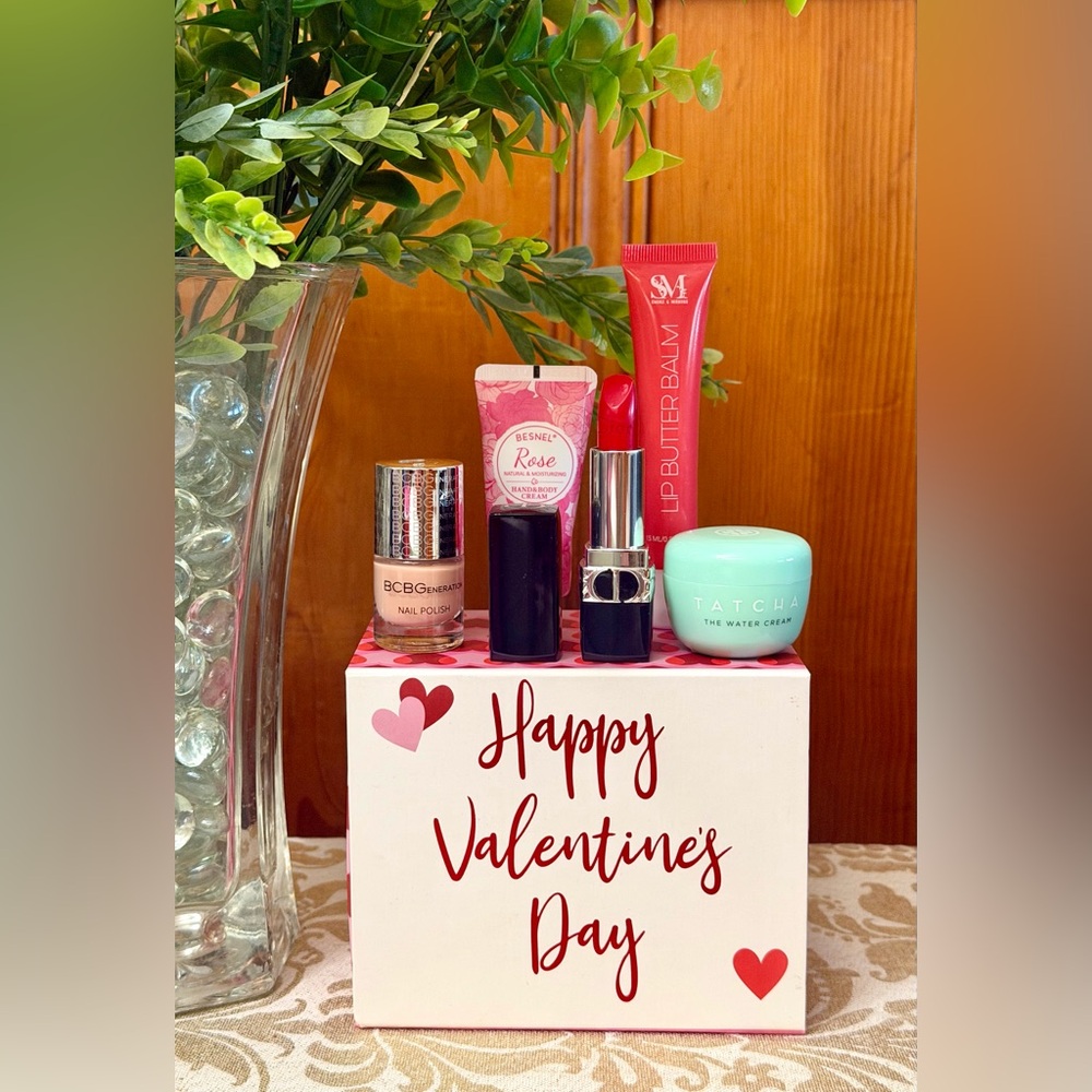 Dior a classic red shade 080 (Satin) with Mini Tatcha Moisturizer, and more…